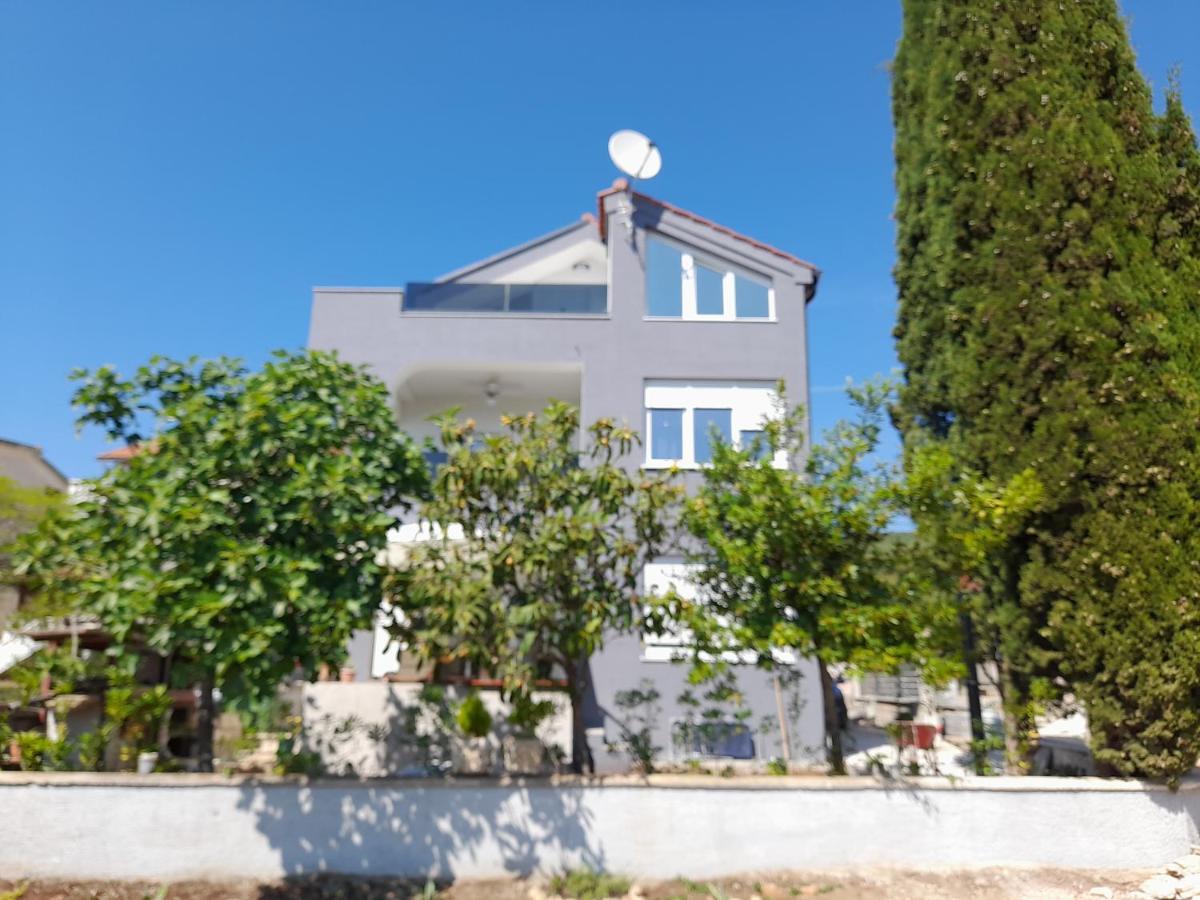 Apartman Prvi Red Do Mora Sveti Filip i Jakov Exteriér fotografie