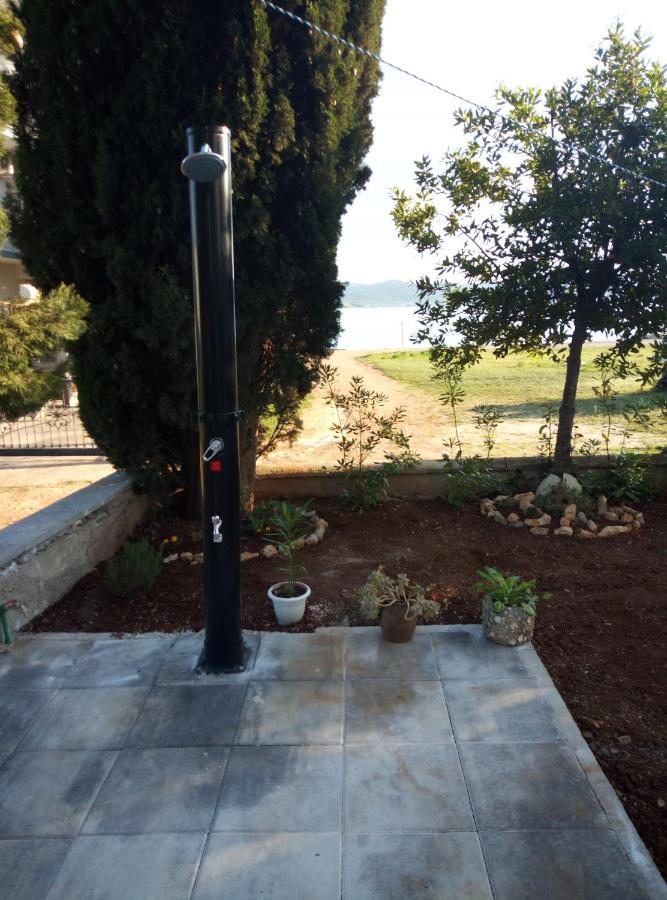 Apartman Prvi Red Do Mora Sveti Filip i Jakov Exteriér fotografie